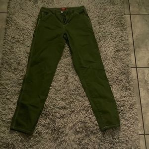 These are green Dickies pants, the size is 1/25 in women/teens.